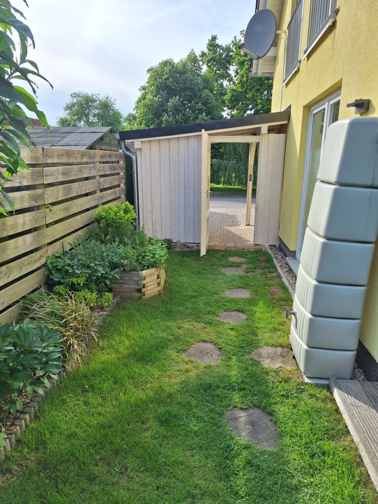 Bild des Gartens und Parkplatz